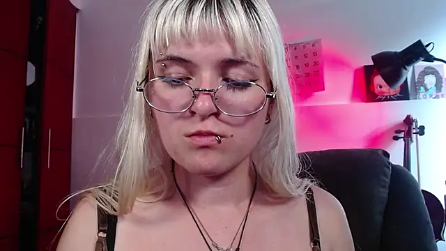 Snapshot of NEXT_DOOR_GIRL_ chatting on 09.16.25 NEXT DOOR GIRL online show from 09.16.25