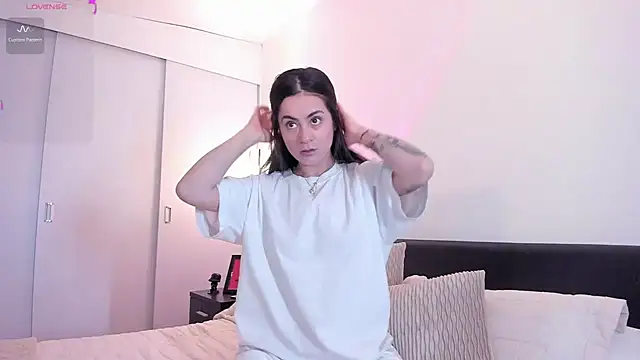 Snapshot of guccipussy1 chatting on 12.18.24 guccipussy1 online show from 12.18.24