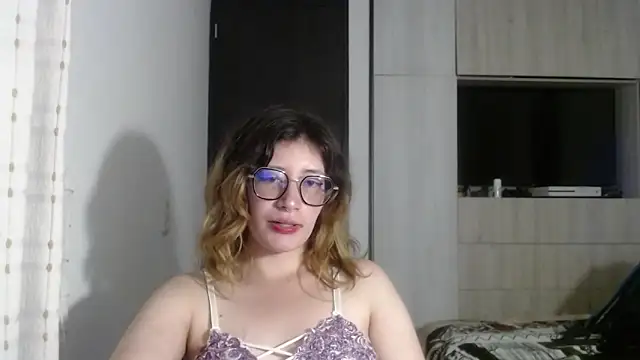 Snapshot of mariana124- chatting on 12.21.24 mariana124- online show from 12.21.24