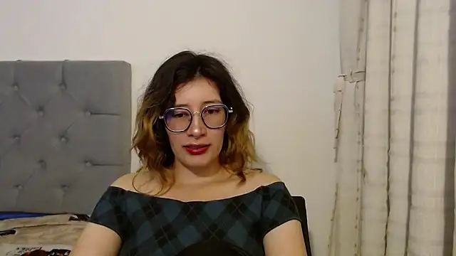 Snapshot of mariana124- chatting on 12.23.24 mariana124- online show from 12.23.24