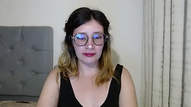 Snapshot of mariana124- chatting on 12.27.24 mariana124- online show from 12.27.24