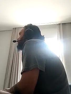 Snapshot of morenindarola chatting on 02.14.25 morenindarola online show from 02.14.25