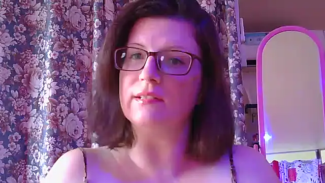 Snapshot of CrimsonMistress chatting on 12.18.24 CrimsonMistress online show from 12.18.24