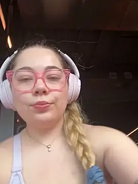 Snapshot of brooklynivy chatting on 10.10.25 brooklynivy online show from 10.10.25