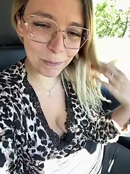 Snapshot of EmyLana chatting on 05.16.26 EmyLana online show from 05.16.26