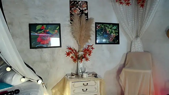 Snapshot of Kyara_Queen chatting on 01.12.25 Kyara Queen online show from 01.12.25