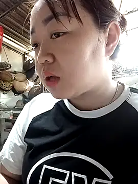 Snapshot of VyOanh2K chatting on 02.05.25 VyOanh2K online show from 02.05.25
