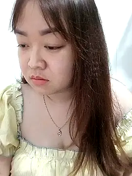 Snapshot of VyOanh2K chatting on 02.05.25 VyOanh2K online show from 02.05.25