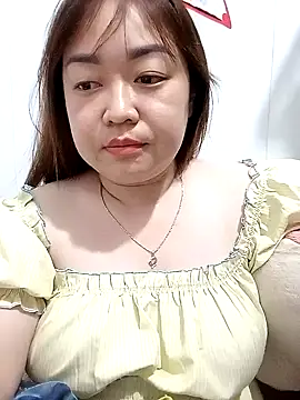 Snapshot of VyOanh2K chatting on 02.05.25 VyOanh2K online show from 02.05.25