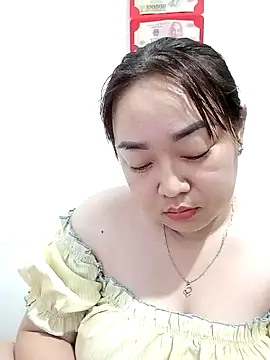 Snapshot of VyOanh2K chatting on 02.08.25 VyOanh2K online show from 02.08.25