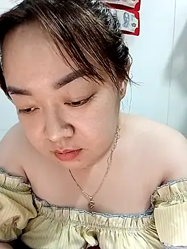 Snapshot of VyOanh2K chatting on 02.10.25 VyOanh2K online show from 02.10.25