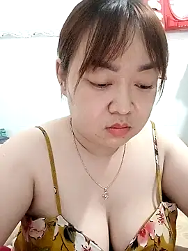 Snapshot of VyOanh2K chatting on 02.11.25 VyOanh2K online show from 02.11.25