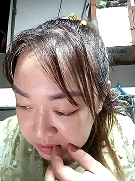 Snapshot of VyOanh2K chatting on 02.11.25 VyOanh2K online show from 02.11.25