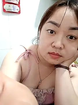 Snapshot of VyOanh2K chatting on 02.11.25 VyOanh2K online show from 02.11.25
