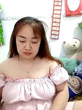 Snapshot of VyOanh2K chatting on 02.13.25 VyOanh2K online show from 02.13.25