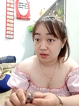 Snapshot of VyOanh2K chatting on 02.13.25 VyOanh2K online show from 02.13.25