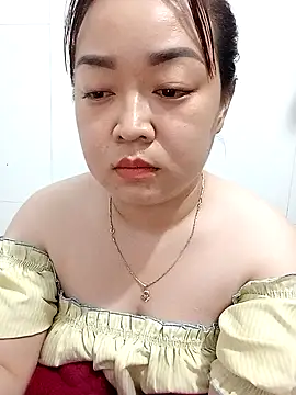 Snapshot of VyOanh2K chatting on 02.16.25 VyOanh2K online show from 02.16.25