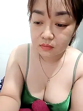 Snapshot of VyOanh2K chatting on 02.17.25 VyOanh2K online show from 02.17.25