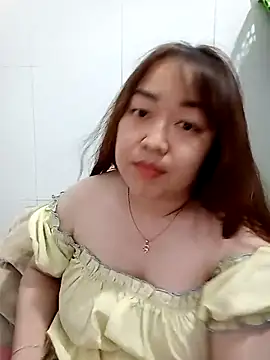 Snapshot of VyOanh2K chatting on 02.18.25 VyOanh2K online show from 02.18.25