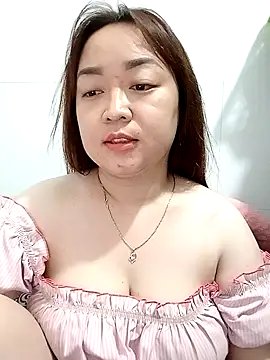 Snapshot of VyOanh2K chatting on 02.21.25 VyOanh2K online show from 02.21.25