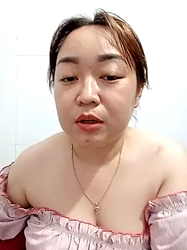 Snapshot of VyOanh2K chatting on 02.24.25 VyOanh2K online show from 02.24.25