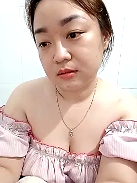 Snapshot of VyOanh2K chatting on 02.24.25 VyOanh2K online show from 02.24.25