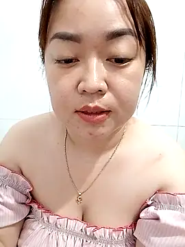 Snapshot of VyOanh2K chatting on 02.25.25 VyOanh2K online show from 02.25.25