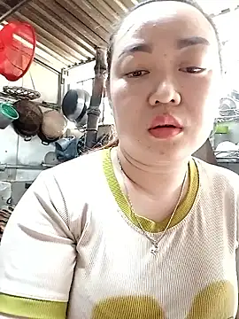 Snapshot of VyOanh2K chatting on 02.26.25 VyOanh2K online show from 02.26.25