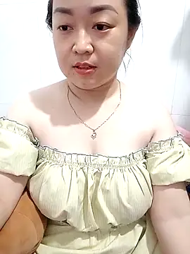 Snapshot of VyOanh2K chatting on 03.01.25 VyOanh2K online show from 03.01.25