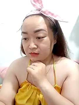 Snapshot of VyOanh2K chatting on 03.03.25 VyOanh2K online show from 03.03.25