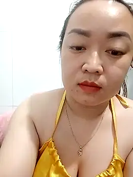 Snapshot of VyOanh2K chatting on 03.03.25 VyOanh2K online show from 03.03.25