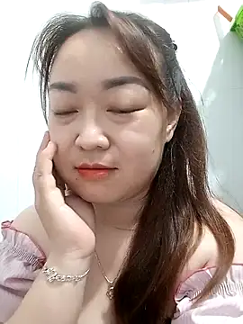 Snapshot of VyOanh2K chatting on 03.04.25 VyOanh2K online show from 03.04.25