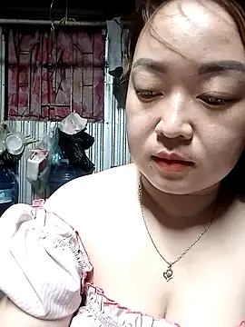 Snapshot of VyOanh2K chatting on 03.04.25 VyOanh2K online show from 03.04.25