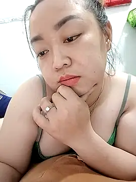 Snapshot of VyOanh2K chatting on 03.08.25 VyOanh2K online show from 03.08.25