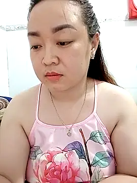 Snapshot of VyOanh2K chatting on 03.10.25 VyOanh2K online show from 03.10.25