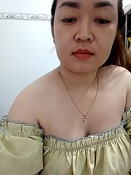 Snapshot of VyOanh2K chatting on 03.13.25 VyOanh2K online show from 03.13.25
