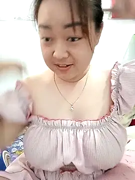 Snapshot of VyOanh2K chatting on 03.18.25 VyOanh2K online show from 03.18.25