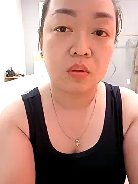 Snapshot of VyOanh2K chatting on 03.21.25 VyOanh2K online show from 03.21.25