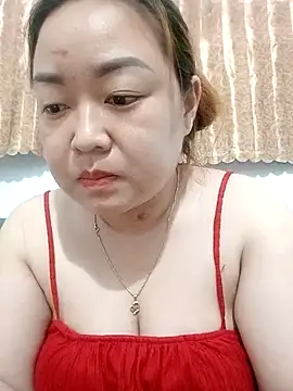 Snapshot of VyOanh2K chatting on 10.02.25 VyOanh2K online show from 10.02.25