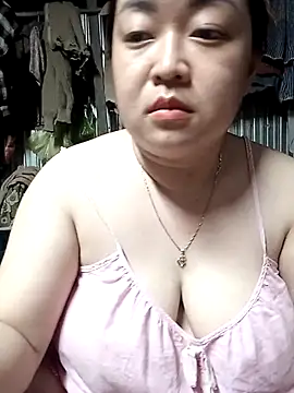 Snapshot of VyOanh2K chatting on 10.05.25 VyOanh2K online show from 10.05.25
