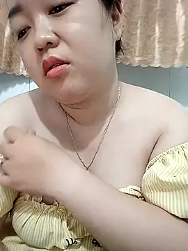 Snapshot of VyOanh2K chatting on 10.08.25 VyOanh2K online show from 10.08.25
