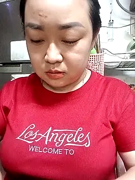 Snapshot of VyOanh2K chatting on 10.11.25 VyOanh2K online show from 10.11.25