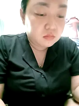 Snapshot of VyOanh2K chatting on 10.12.25 VyOanh2K online show from 10.12.25