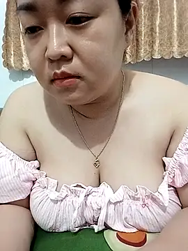 Snapshot of VyOanh2K chatting on 10.15.25 VyOanh2K online show from 10.15.25