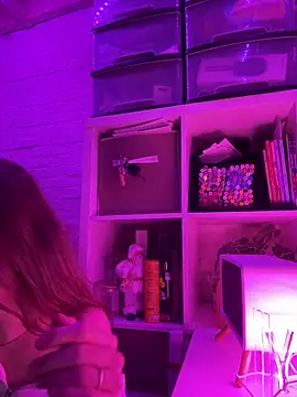 Snapshot of sophiamlf chatting on 12.17.25 sophiamlf online show from 12.17.25