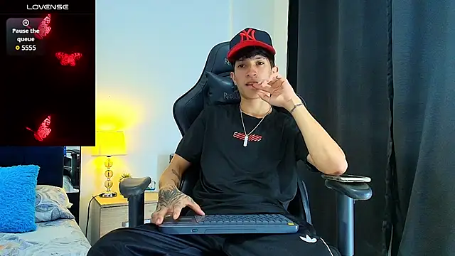 Snapshot of _CamiloBass chatting on 07.11.26 CamiloBass online show from 07.11.26
