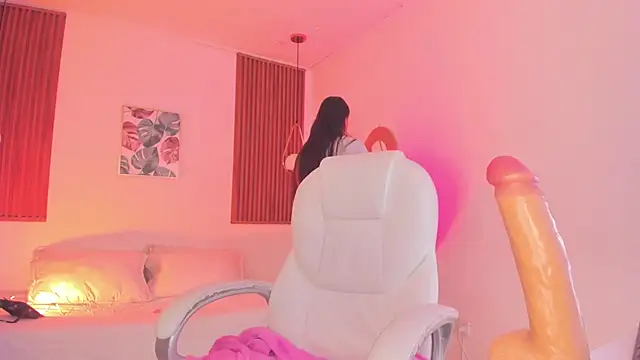 TiffanyWright online show from 11.04.25