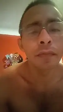 Snapshot of VL25DN26 chatting on 04.19.26 VL25DN26 online show from 04.19.26