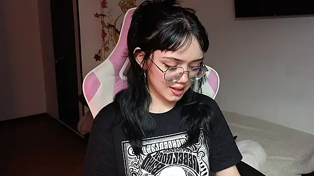 Snapshot of suzumi__ chatting on 12.14.24 suzumi online show from 12.14.24