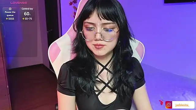Snapshot of suzumi__ chatting on 12.27.24 suzumi online show from 12.27.24